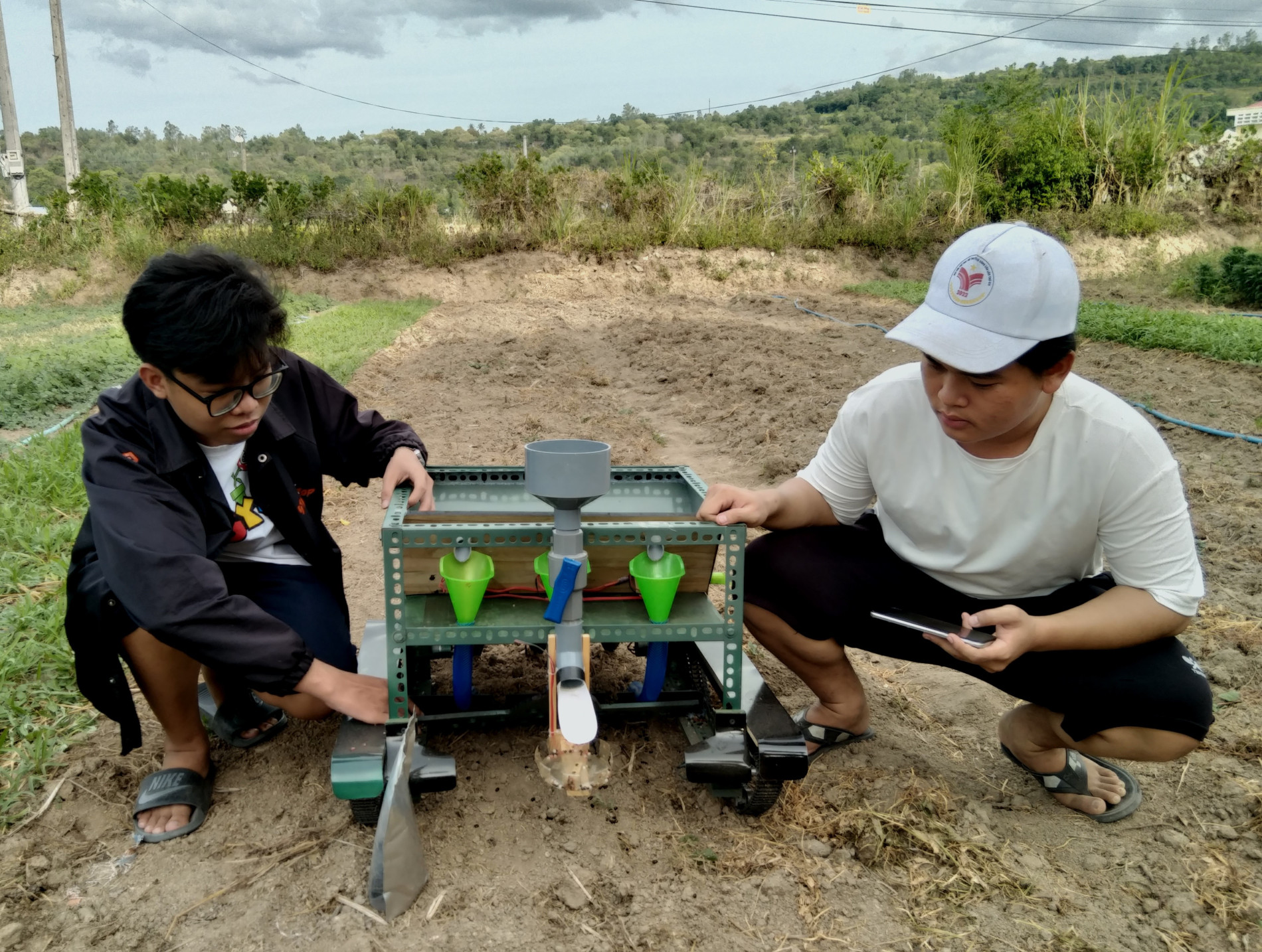 Phú Yên: Sáng tạo Robot tạo rãnh, gieo hạt và bón phân