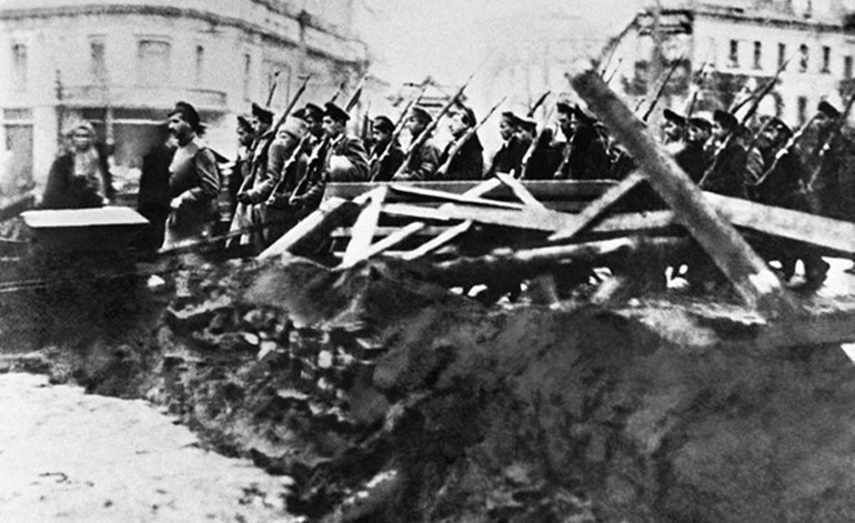 Lực lượng Cận vệ Đỏ Bolshevik trên đường phố Moscow trong những ngày Cách mạng Tháng Mười năm 1917. Ảnh: TTXVN