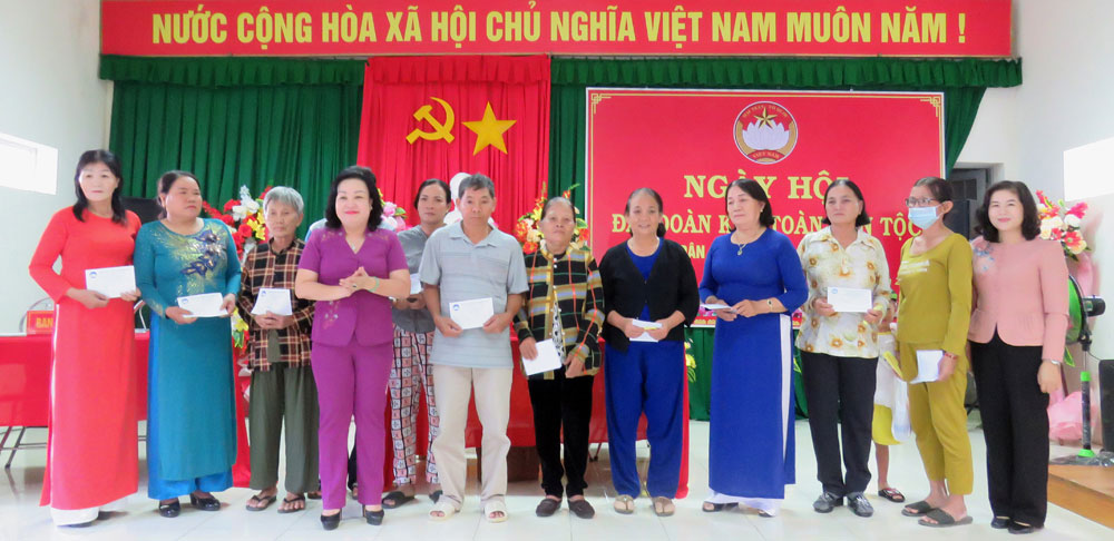 Đồng chí Cao Thị Hòa An, Phó Bí thư thường trực Tỉnh ủy, Chủ tịch HĐND tỉnh trao quà cho người nghèo ở thôn Liên Trì 1, xã Bình Kiến (TP Tuy Hòa)