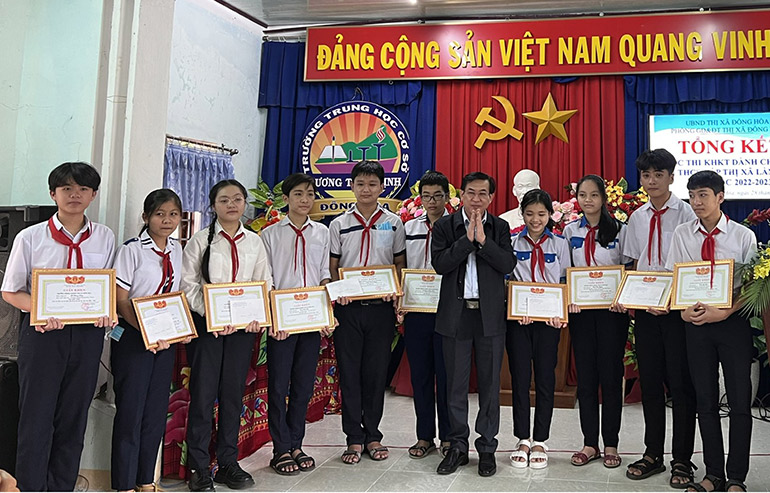 Trưởng phòng GD-ĐT TX Đông Hòa Nguyễn Hữu Danh trao giấy khen cho các em đạt giải. Ảnh: CTV