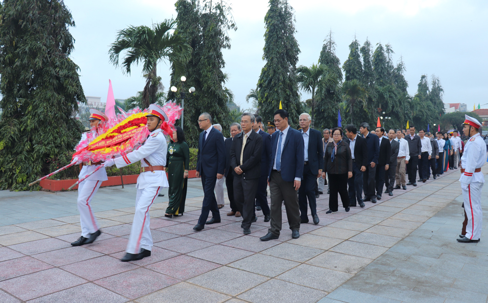 Đoàn đại biểu Tỉnh ủy đặt vòng hoa viếng Nghĩa trang liệt sĩ tỉnh. Ảnh: TRẦN QUỚI