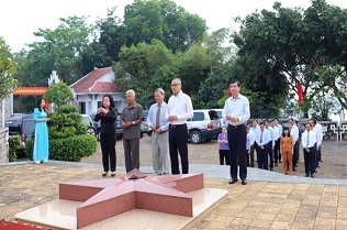 Các đồng chí lãnh đạo tỉnh dâng hương tại Đài tưởng niệm Núi Nhạn