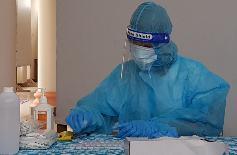 Nhân viên y tế test nhanh SARS-CoV-2 (ảnh minh họa). Ảnh: YÊN LAN