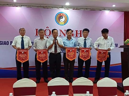 Chú thích ảnh: Ông Võ Đào Ninh (thứ 3 từ trái sang) tặng cờ thi đua cho cụm khu vực Duyên Hải Nam Trung Bộ (Cụm VII)