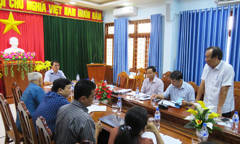 Đoàn giám sát của Ủy ban MTTQ tỉnh giám sát việc thực hiện chương trình tín dụng chính sách trên địa bàn huyện Sơn Hòa. Ảnh: THÚY HẰNG