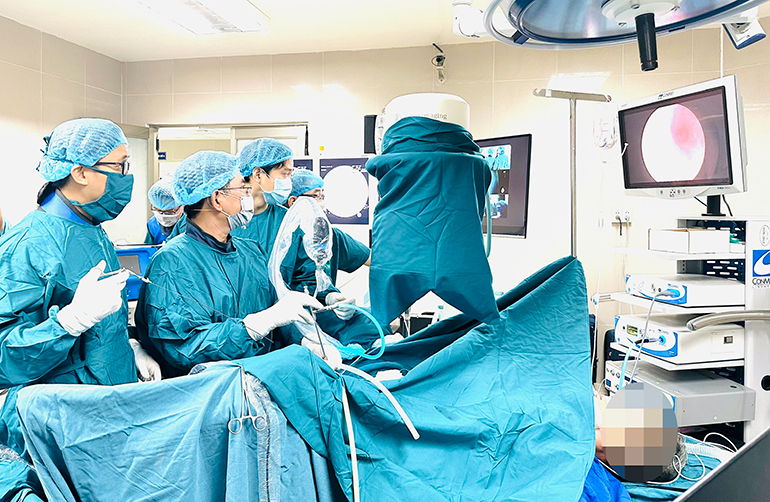 Một ca phẫu thuật thị phạm được các chuyên gia Tiết niệu - Thận học phối hợp với bác sĩ Khoa Ngoại tổng quát Bệnh viện Đa khoa Phú Yên thực hiện tại bệnh viện này. ẢNH: YÊN LAN