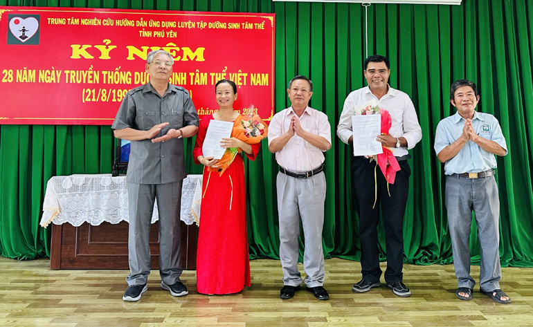 Ông Nguyễn Minh Song, Phó Chủ tịch Liên hiệp các hội Khoa học và Kỹ thuật tỉnh (thứ ba, từ trái qua) trao quyết định bổ nhiệm hai phó giám đốc Trung tâm Nghiên cứu hướng dẫn ứng dụng luyện tập DST