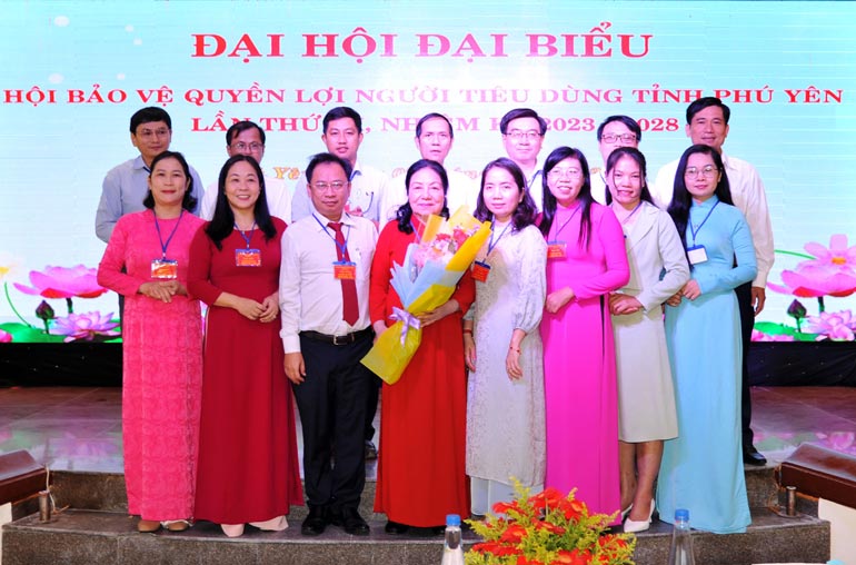 Giám đốc Sở Công Thương Nguyễn Thanh Tuấn (hàng đầu, thứ 3 từ trái qua) tặng hoa chúc mừng Ban Chấp hành Hội Bảo vệ quyền lợi người tiêu dùng tỉnh nhiệm kỳ 2023-2028. Ảnh: ANH NGỌC