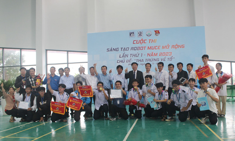 Trường THPT chuyên Lương Văn Chánh đạt giải nhất cuộc thi về robot