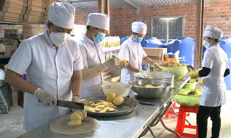 Toàn tỉnh hiện có 18/112 chủ thể là các HTX tham gia Chương trình OCOP với 31 sản phẩm đạt từ 3-4 sao. Ảnh: NGỌC HÂN