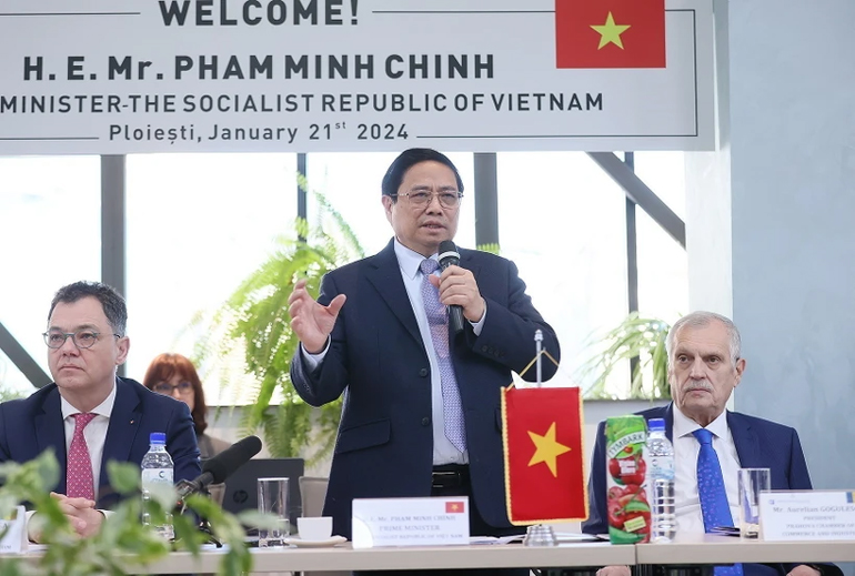 Thủ tướng Phạm Minh Chính phát biểu tại cuộc gặp lãnh đạo tỉnh và Phòng Thương mại và Công nghiệp tỉnh Prahova. Ảnh: TTXVN