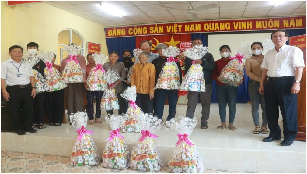 Lãnh đạo Liên hiệp Hội Phú Yên, cùng lãnh đạo Đảng ủy và UBND xã Đức Bình Đông, huyện Sông Hinh, tặng quà Tết Nguyên đán Giáp Thìn 2024 cho hộ khó khăn.