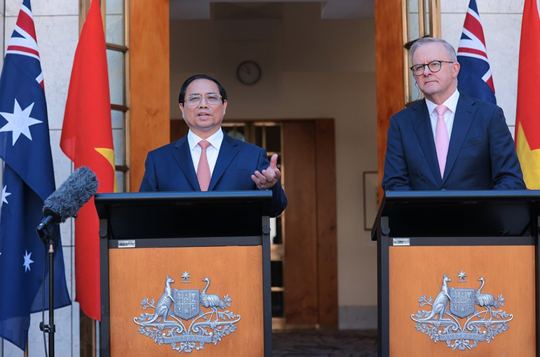 Thủ tướng Phạm Minh Chính và Thủ tướng Anthony Albanese gặp gỡ báo chí và công bố thiết lập quan hệ Đối tác Chiến lược toàn diện Việt Nam - Úc. Ảnh: TTXVN