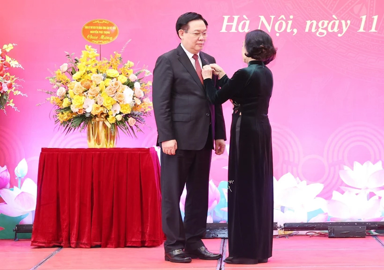 Đồng chí Trương Thị Mai, Ủy viên Bộ Chính trị, Thường trực Ban Bí thư, Trưởng Ban Tổ chức Trung ương trao Huy hiệu 40 năm tuổi Đảng tặng Chủ tịch Quốc hội Vương Đình Huệ. Ảnh: TTXVN