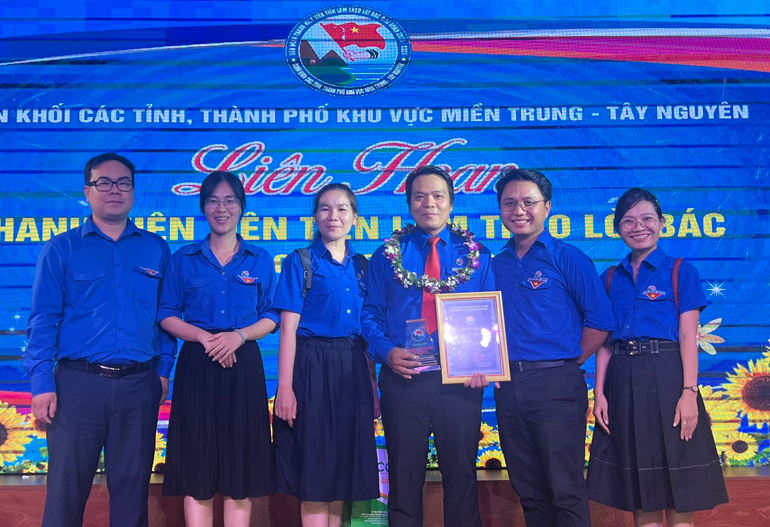 Các đại biểu Đoàn Khối cơ quan, doanh nghiệp tỉnh Phú Yên chúc mừng Bí thư chi đoàn Công ty TNHH MTV Xổ số kiến thiết Phú Yên được tuyên dương Thanh niên tiên tiến làm theo lời Bác giai đoạn 2023-2024. 