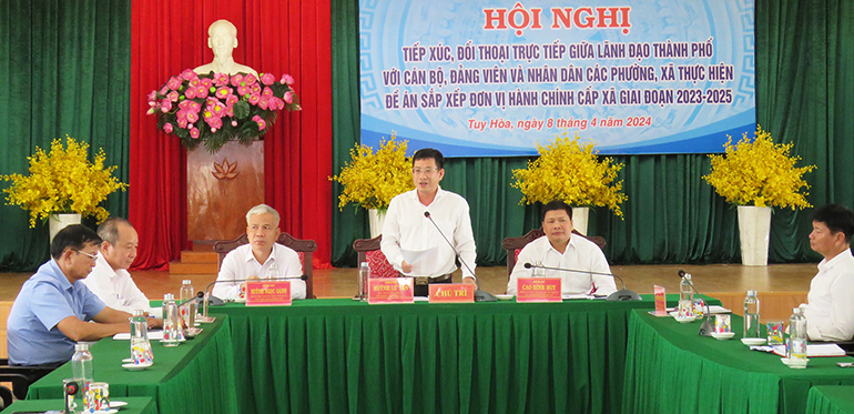 Đồng chí Huỳnh Lữ Tân trao đổi làm rõ các kiến nghị, góp ý của đại biểu. Ảnh: THÚY HẰNG