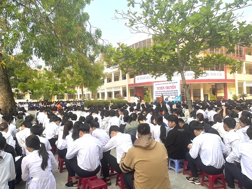  Quang cảnh tuyên truyền cho học sinh Trường THPT Phong khối sáng 