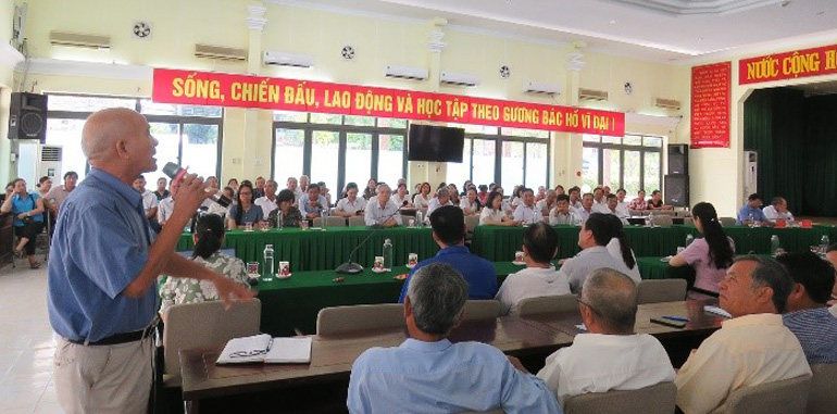Ông Trần Văn Lộc ở phường 3, TP Tuy Hòa phát biểu góp ý tại hội nghị. Ảnh: THÚY HẰNG
