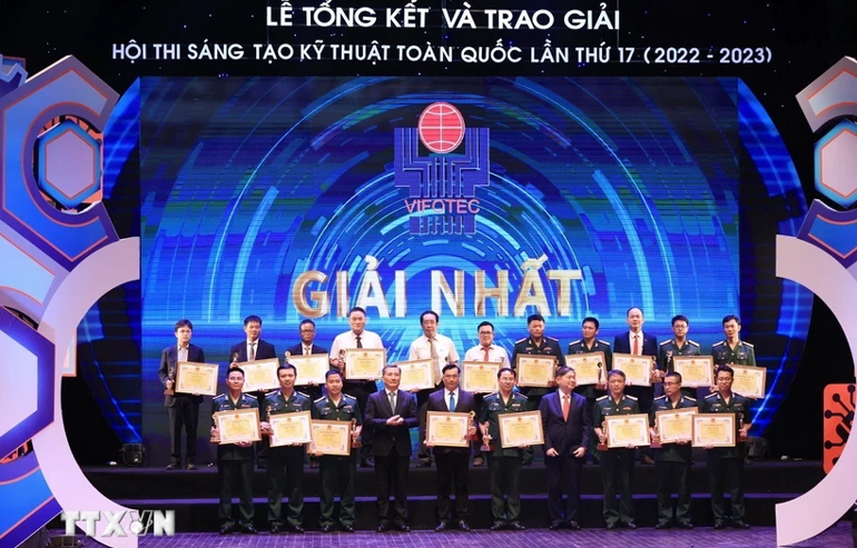 Chủ nhiệm Ủy ban Khoa học, Công nghệ và Môi trường của Quốc hội Lê Quang Huy và Chủ tịch Liên hiệp các Hội Khoa học và Kỹ thuật Việt Nam Phan Xuân Dũng trao giải Nhất cho các tác giả và nhóm tác gi