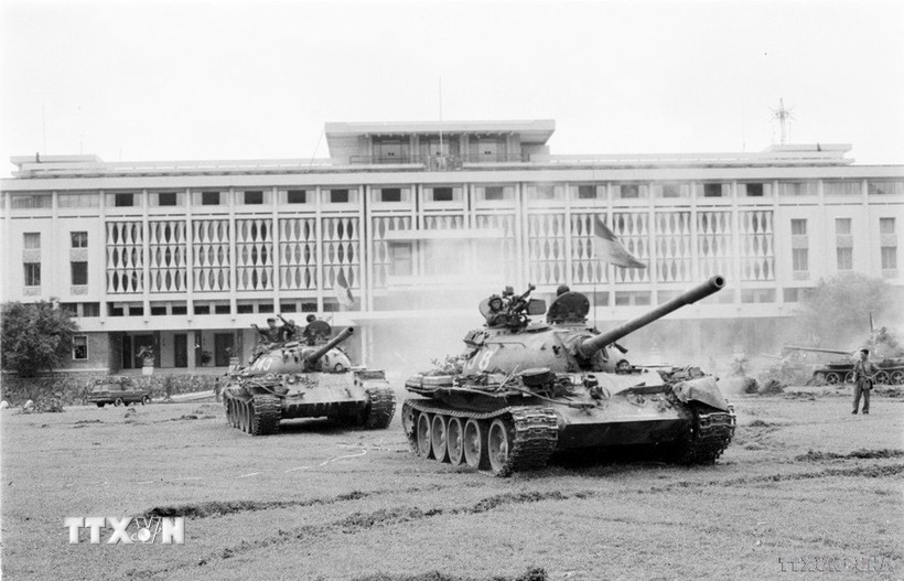 Sáng 30/4/1975, từ khắp mọi hướng, hàng trăm xe tăng, xe thiết giáp cùng bộ binh đồng loạt thẳng tiến Phủ Tổng thống Ngụy quyền Sài Gòn, giải phóng Sài Gòn. Ảnh: TTXVN