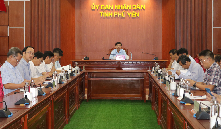 Chủ tịch UBND tỉnh Tạ Anh Tuấn chủ trì hội nghị tại điểm cầu Phú Yên. Ảnh: XUÂN NGÔ