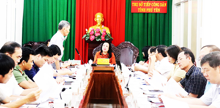 Đồng chí Cao Thị Hòa An và các sở, ngành, địa phương nghe công dân trình bày tại buổi tiếp công dân. Ảnh: PHONG NHÃ