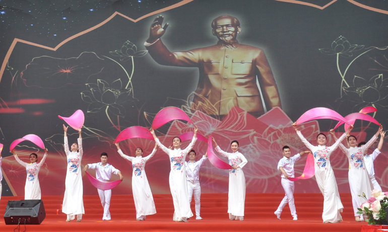 Hát múa ca ngợi Chủ tịch Hồ Chí Minh. Ảnh: MINH NGUYỆT