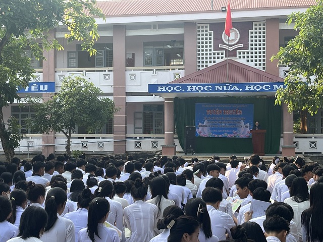 Quang cảnh tuyên truyền tại Trường THPT Nguyễn Du