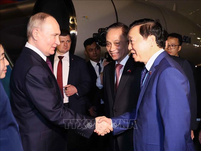 Trưởng Ban Đối ngoại Trung ương Lê Hoài Trung và Phó Thủ tướng Trần Hồng Hà đón Tổng thống LB Nga Vladimir Putin tại sân bay quốc tế Nội Bài (Hà Nội). Ảnh: TTXVN