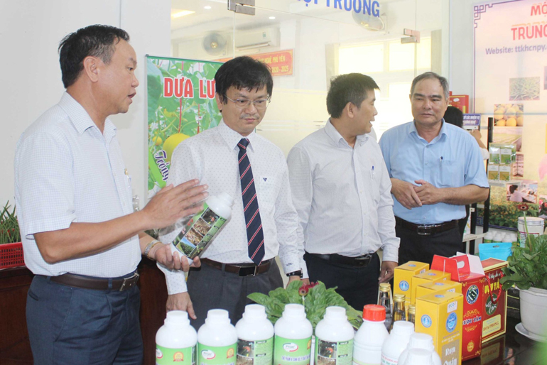 Phó Chủ tịch UBND tỉnh Đào Mỹ (bìa trái) và lãnh đạo Sở KH&CN tham quan các sản phẩm KH-CN. Ảnh: VĂN TÀI