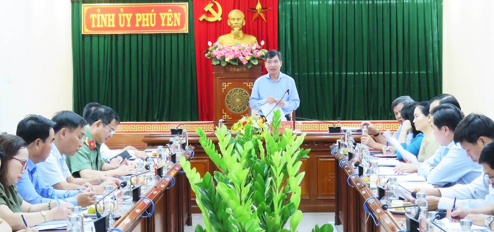 Chủ tịch UBND tỉnh Tạ Anh Tuấn cho ý kiến về công tác chuẩn bị tổ chức Đại hội đại biểu MTTQ tỉnh lần thứ XII, nhiệm kỳ 2024-2029 tại buổi làm việc với Đảng đoàn Ủy ban MTTQ tỉnh. Ảnh: THÚY