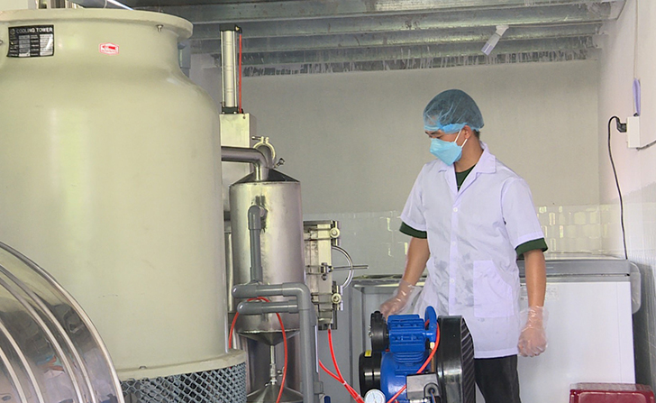 Công nhân tại xưởng sản xuất của hộ kinh doanh Phạm Thị Bích Thủy (phường Hòa Xuân Tây, TX Đông Hòa) vận hành hệ thống máy sấy giòn. Ảnh: VÕ PHÊ