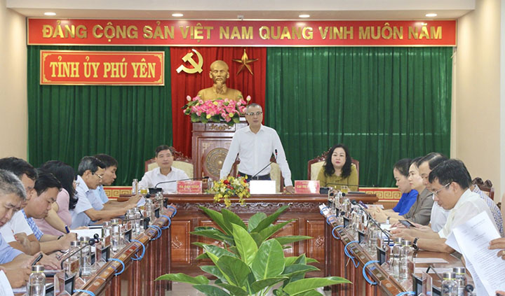 Bí thư Tỉnh ủy Phạm Đại Dương phát biểu tại phiên họp đầu tiên của Tiểu ban Văn kiện Đại hội Đảng bộ tỉnh lần thứ XVIII. Ảnh: HÀ MY