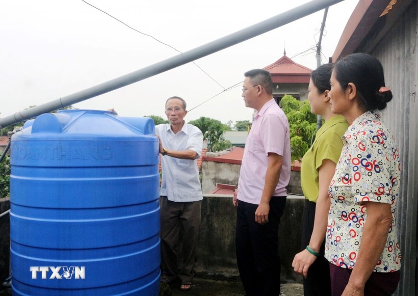 Gia đình ông Nguyễn Văn Thỏa, xã Tràng An, huyện Bình Lục đã sử dụng vốn vay đầu tư hệ thống nước sạch đảm bảo vệ sinh. Ảnh: TTXVN