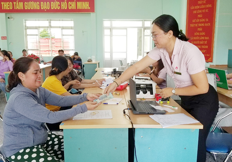 Hỗ trợ hộ nghèo, hộ cận nghèo vay vốn phát triển sản xuất là một trong những giải pháp góp phần giảm nghèo bền vững. Trong ảnh: Giải ngân vốn tín dụng chính sách tại điểm giao dịch xã Hòa Kiến 