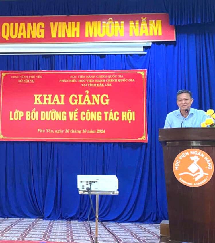 Ông Lê Tấn Đễ - Phó Giám đốc Thường trực Sở Nội vụ tỉnh Phú Yên, phát biểu khai mạc lớp tập huấn về công tác hội