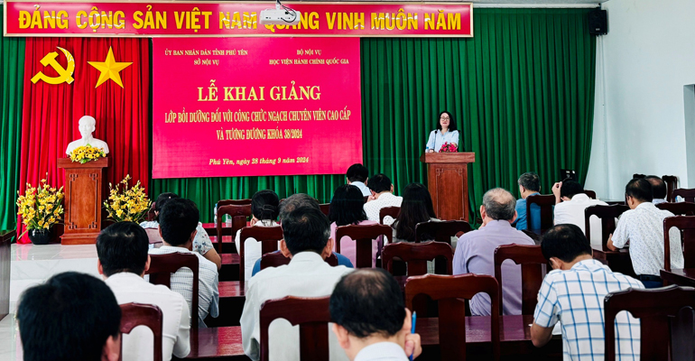 Sở Nội vụ phối hợp Học viện Hành chính quốc gia tổ chức lớp bồi dưỡng đối với công chức ngạch chuyên viên cao cấp và tương đương năm 2024. Ảnh: PHẠM THÙY