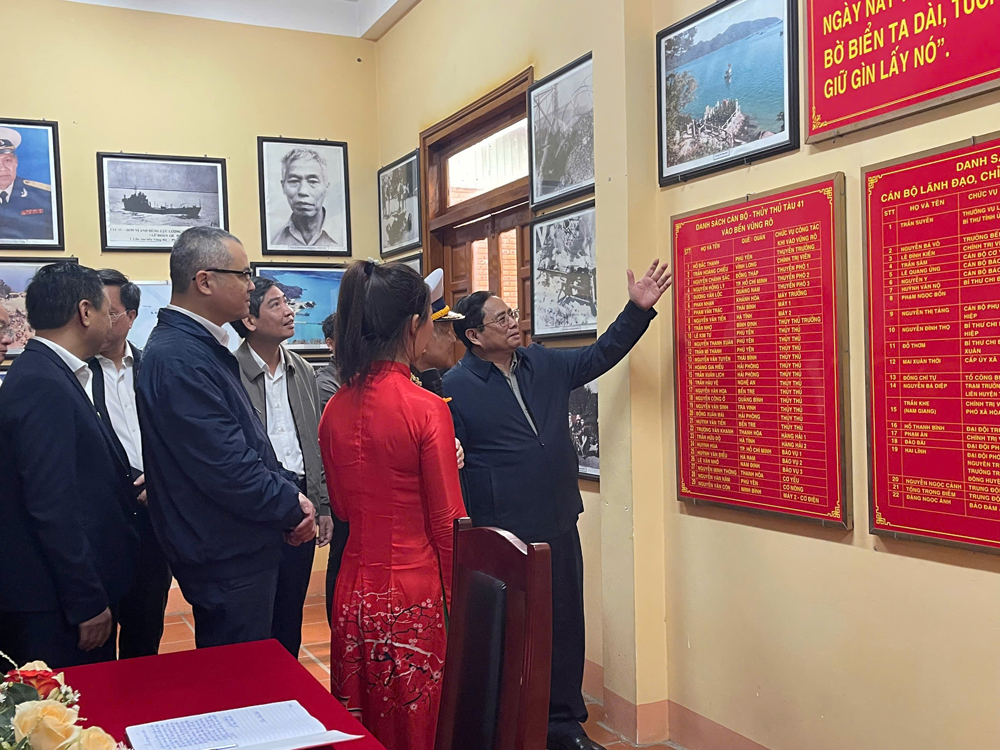 Thủ tướng Chính phủ Phạm Minh Chính thăm, nghe kể về huyền thoại Vũng Rô trong lần về thăm Phú Yên. Ảnh: TRẦN QUỚI