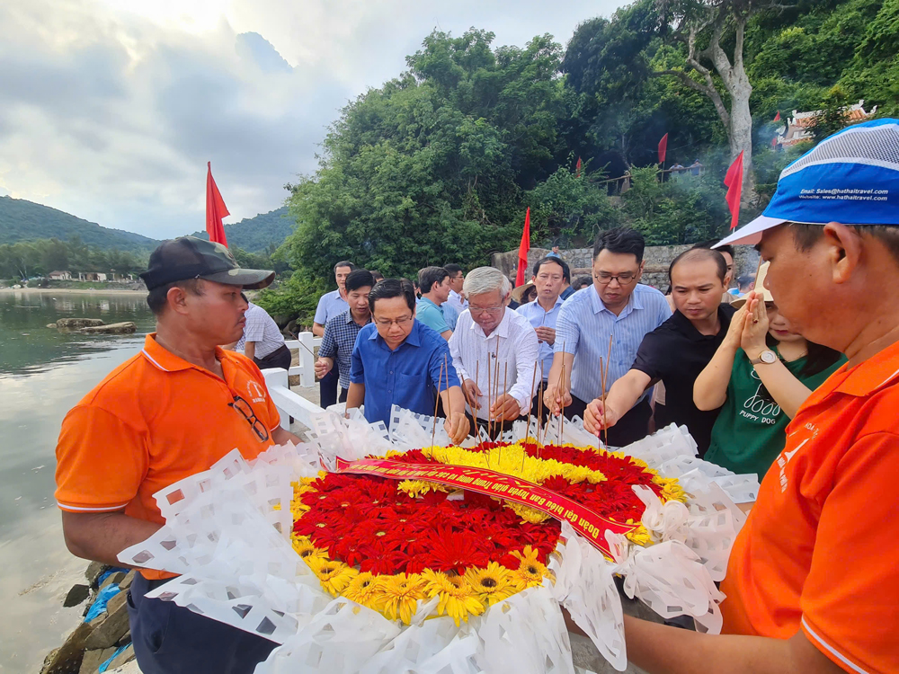 Đoàn công tác ban tuyên giáo các tỉnh, thành phố dâng hương, thả vòng hoa tưởng niệm các anh hùng liệt sĩ tại Di tích lịch sử Bến tàu Không số Vũng Rô tại xã Hòa Xuân Nam, TX Đông Hòa. Ảnh: HỒ NHƯ