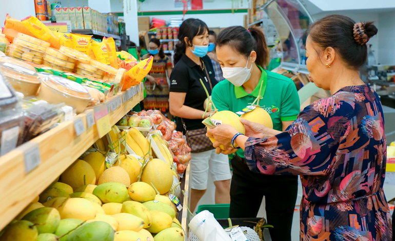 Người tiêu dùng mua thực phẩm tại Cửa hàng Co.op Food Tuy An (huyện Tuy An). Ảnh: KHANG ANH