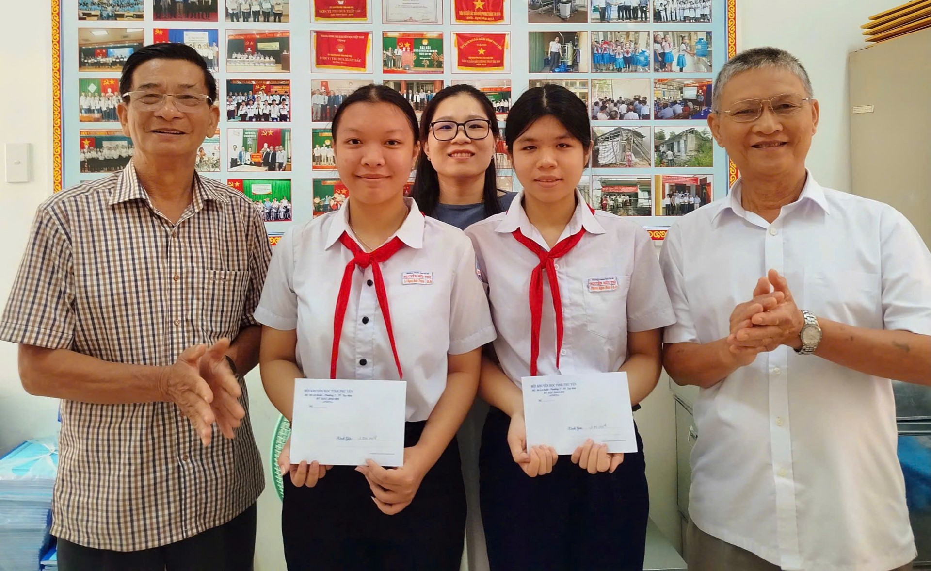 Lãnh đạo Hội Khuyến học tỉnh trao học bổng cho Lê Ngọc Bảo Trâm và Phạm Ngọc Hân, Trường THCS Nguyễn Hữu Thọ (TP Tuy Hòa). Ảnh: KIM LIÊN
