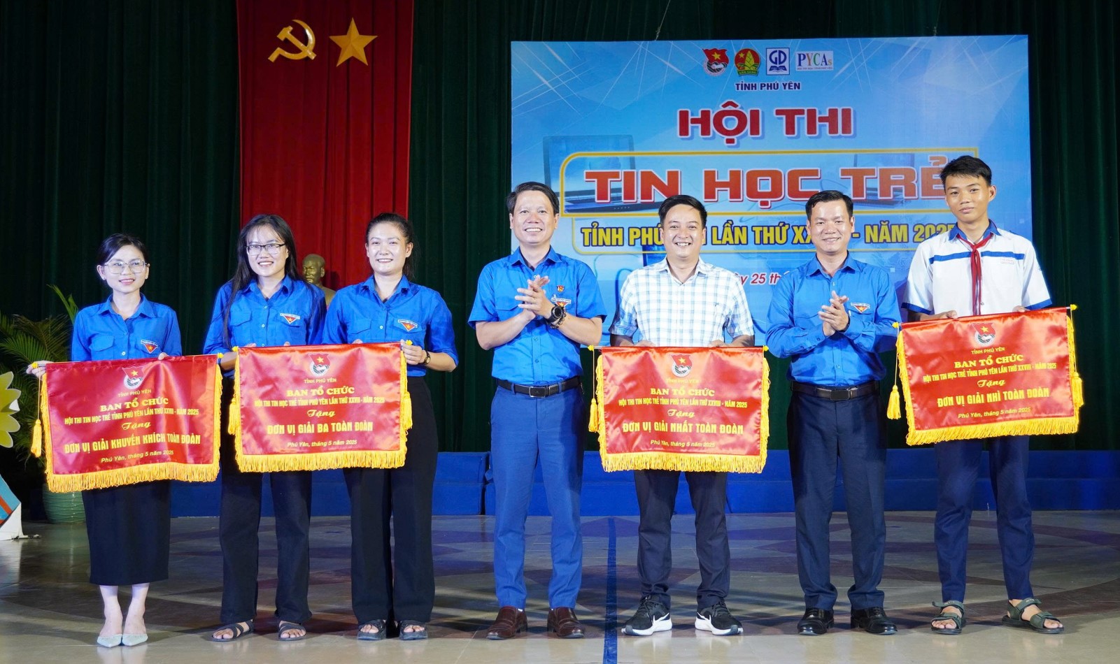Thường trực Tỉnh đoàn trao giải toàn đoàn cho các đơn vị. Ảnh: BẢO KÍNH