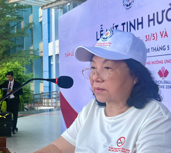 Bà Tô Thị Hòa, Chủ tịch Hội Bảo vệ quyền lợi người tiêu dùng tỉnh phát biểu hưởng ứng tại lễ phát động