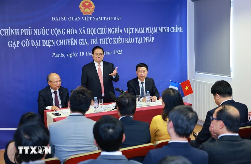 Thủ tướng Phạm Minh Chính gặp gỡ đại diện chuyên gia, trí thức kiều bào tại Pháp. Ảnh: TTXVN