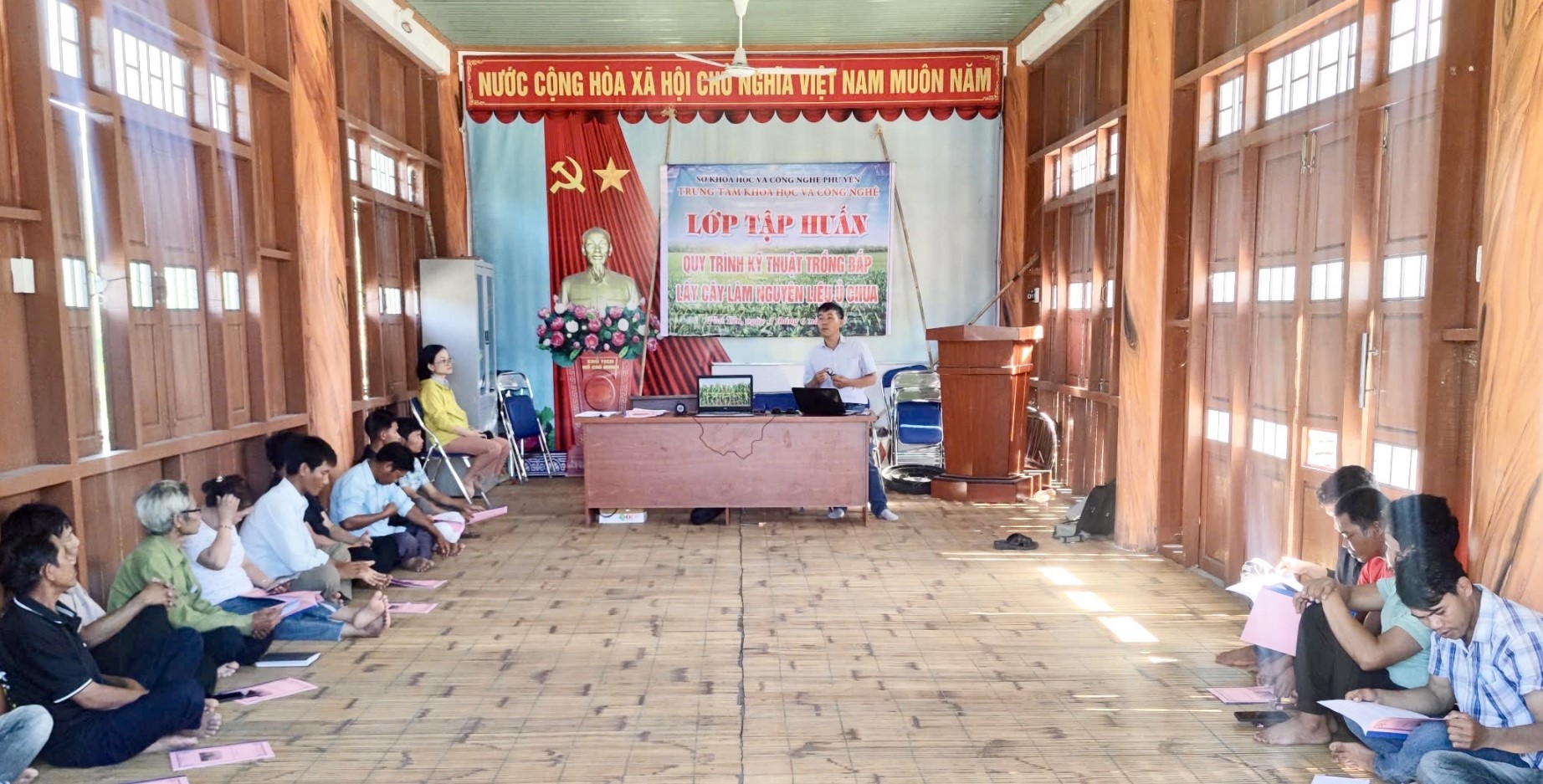 Cán bộ Trung tâm KH-CN hướng dẫn người dân xã Phú Mỡ (huyện Đồng Xuân) quy trình vỗ béo bò bằng thức ăn ủ chua. Ảnh: LỆ VĂN