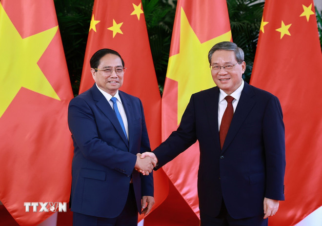 Thủ tướng Phạm Minh Chính với Thủ tướng Trung Quốc Lý Cường. Ảnh: TTXVN